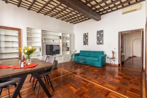 Campo de Fiori Large and Beautiful Apartment