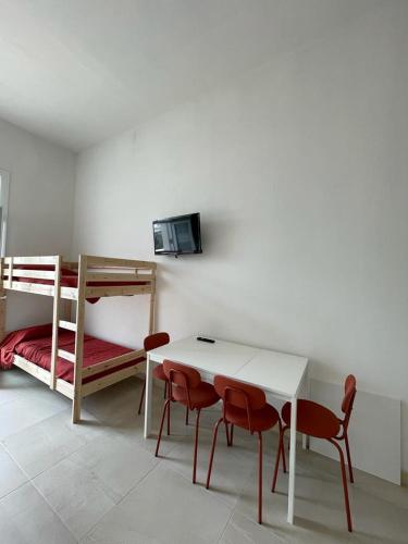 a room with a table and chairs and a bunk bed at Terra De Mare in Palmariggi