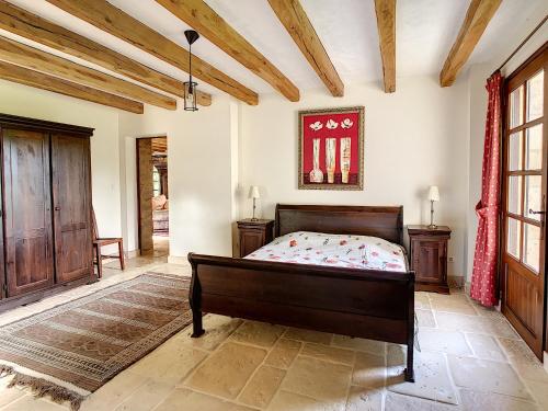 a bedroom with a bed in a room at DomaineRossignol Acacia in Gourdon-en-quercy