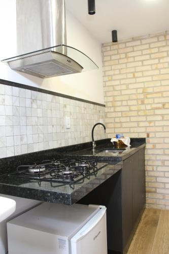 uma cozinha com um lavatório e um fogão forno superior em Casa MAgdeburg II - Central e completa em Pomerode