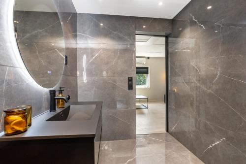 W łazience znajduje się umywalka i prysznic. w obiekcie 2 Bedroom apartment w/ Parking & Balcony w mieście Tønsberg