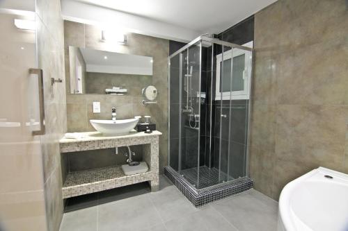 Koupelna v ubytování Achilleos City Hotel