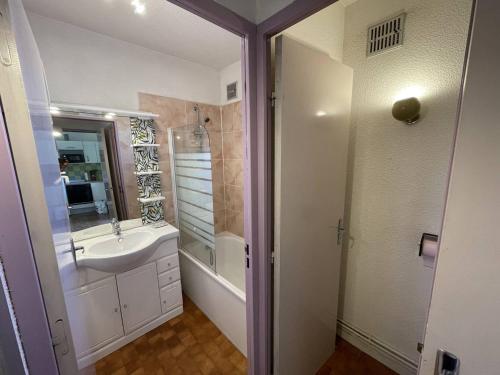 une salle de bain avec un lavabo, un miroir et une douche dans l'établissement Jolie Villa 3 Pièces avec Véranda, Terrasse, Parking Sécurisé et Animaux Admis à Saint-Cyprien - FR-1-106-68, à Saint-Cyprien