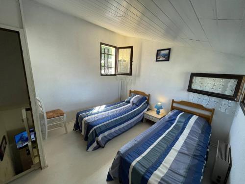 - 2 lits dans une chambre avec 2 lits dans l'établissement Jolie Villa 3 Pièces avec Véranda, Terrasse, Parking Sécurisé et Animaux Admis à Saint-Cyprien - FR-1-106-68, à Saint-Cyprien