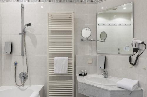 Ein Badezimmer in der Unterkunft BRISTOL Hotel Bad Kissingen