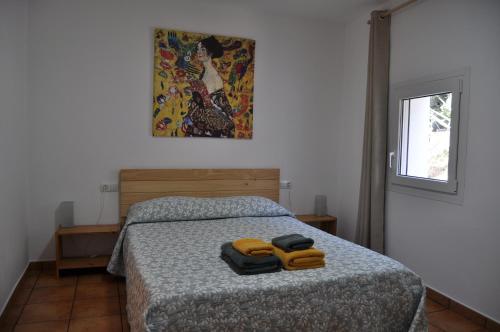 MassanasにあるAcogedor apartamento en entorno ruralのベッドルーム1室(ベッド1台、タオル2枚付)