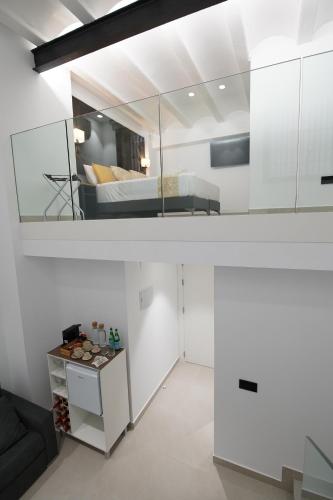 a white room with a bed and a couch at BET Apartments - Suites Puerto Valencia in Valencia