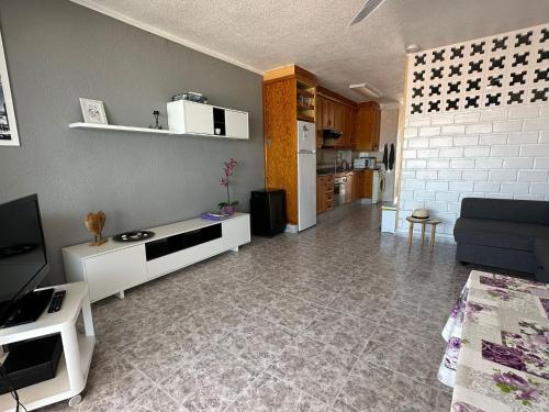 a living room with a couch and a kitchen at Edificio Thailandia 2, 9G in Santa Pola