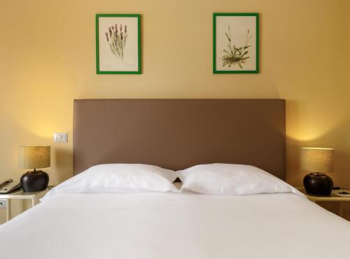 Postel nebo postele na pokoji v ubytování Hotel Cernia Isola Botanica