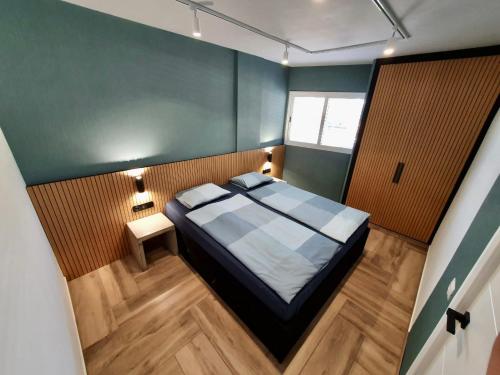 una camera con un grande letto di Stonefall Tenerife Holiday Apartment Las Americas a Playa Fañabe