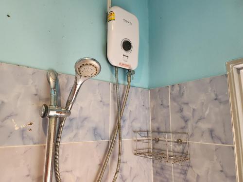 y baño con ducha y secador de pelo. en Baan NomTham, en Ko Lanta