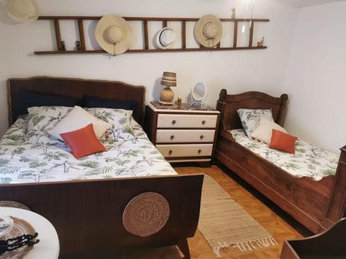 1 dormitorio con 2 camas y vestidor en Maison de village 5 vacanciers chez Néné et Bibi, en Roquemaure