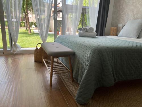 ein Schlafzimmer mit einem Bett und einem großen Fenster in der Unterkunft Julia’s Garden in Cuarte de Huerva
