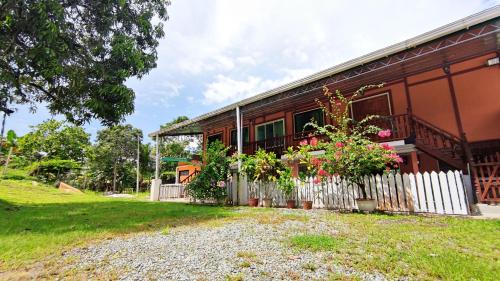 Сад в Kampung B&B Homestay