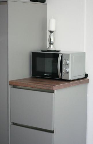 a microwave sitting on top of a counter at Die Traumhafte - Stilvolle Ferienwohnung mit Komfort in Kleve