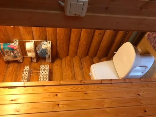 uma vista superior de uma casa de banho com WC em Jäppilä möki em Pieksamaki