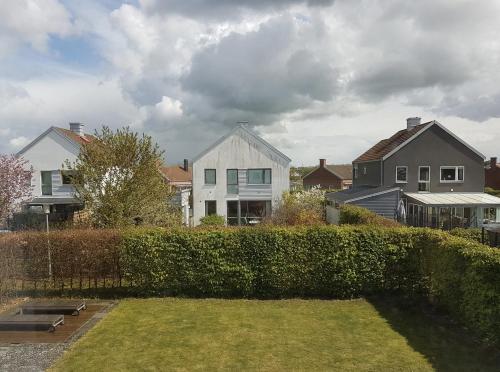a group of houses in a yard with a hedge at 12 min from Malmö / Lund in Staffanstorp