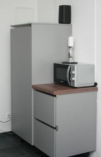 a microwave sitting on top of a counter in a kitchen at Die Traumhafte - Stilvolle Ferienwohnung mit Komfort in Kleve