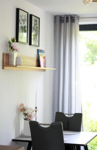 a dining room with a table and chairs and a window at Die Traumhafte - Stilvolle Ferienwohnung mit Komfort in Kleve