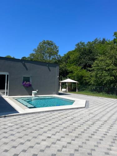 une maison avec une piscine dans une cour dans l'établissement LV Spa & Apartment, à Ledinci