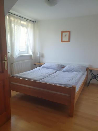 1 dormitorio con 1 cama grande en una habitación en U Alenky na Záhrade, en Smižany