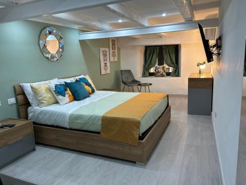 ein Schlafzimmer mit einem Bett und einem Stuhl darin in der Unterkunft Casa Elivì Ballaró 2 passi dal centro storico, parcheggio e stazione ferroviaria in Palermo