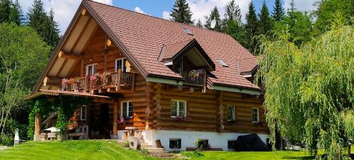 una gran casa de madera con techo de gambrel en Chalet le Dorf, en Nötsch