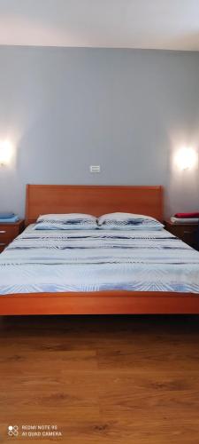 Ένα ή περισσότερα κρεβάτια σε δωμάτιο στο Apartments Sandra