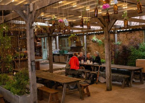 um grupo de pessoas sentadas em mesas em um restaurante em High Paradise Farm em Thirsk