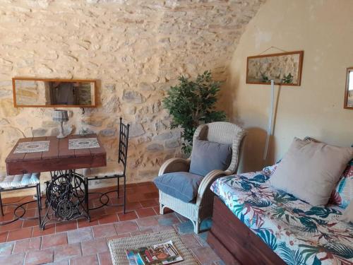 un salon avec un canapé et une table dans l'établissement COCOON, à Lagorce