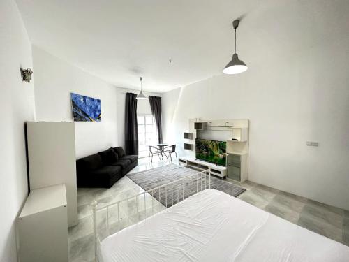 Postel nebo postele na pokoji v ubytování Nice Rooms for Rent in Compound Housing near Burj Alarab Dubai Villa 125