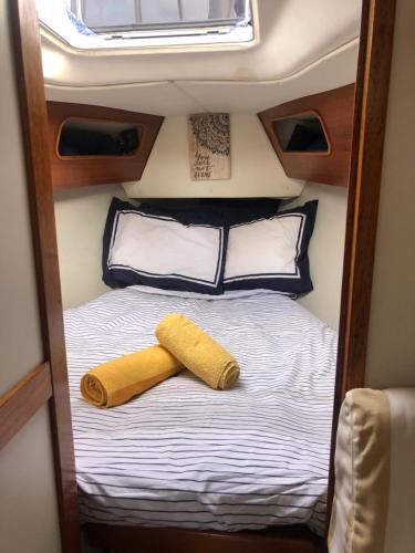 1 dormitorio con 1 cama con 2 toallas en Casa Veleiro SHALOM, en Ponta Delgada