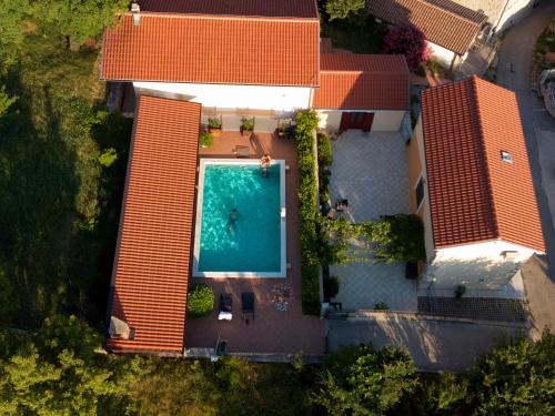 an overhead view of a house with a swimming pool at Ferienhaus Katarina in Bribir