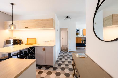 une cuisine avec une table et un comptoir dans l'établissement Les Hirondelles - Appartement 3 chambres à Annecy, à Annecy