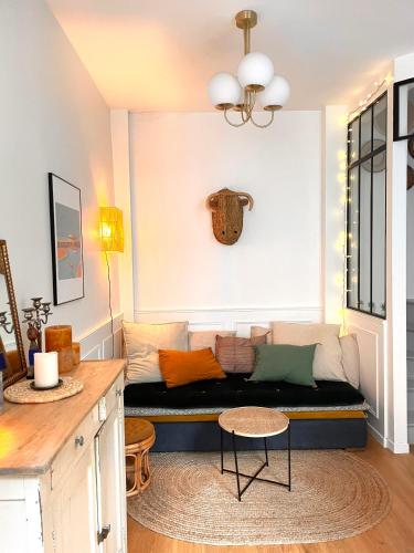 un salon avec un canapé et une table dans l'établissement Charmante maison de pêcheur à Trouville sur Mer, à Trouville-sur-Mer