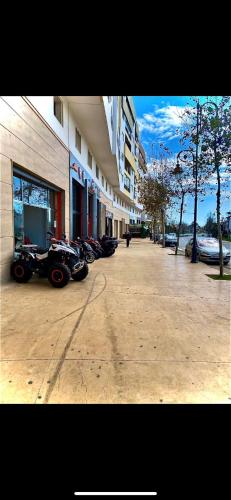 een groep motorfietsen geparkeerd voor een gebouw bij wilaya centre in Tetouan