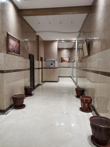 een lobby met een rij toiletten in een gebouw bij wilaya centre in Tetouan