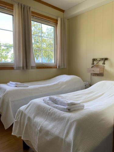 2 camas blancas en una habitación con ventana en Trædal Hotel, en Sunndalsøra