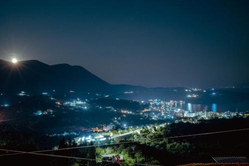 uitzicht op de stad 's nachts bij Alex Boutique Hotel in Himare