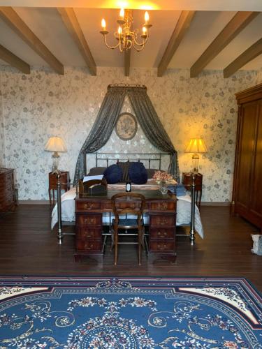 - une chambre avec un lit et un bureau dans l'établissement NO5 Chambre D'hotes, à Courcôme