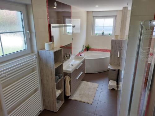 W łazience znajduje się wanna, umywalka i prysznic. w obiekcie Chill Hill House w mieście Sveti Martin na Muri