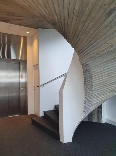 een wenteltrap in een gebouw met een lobby bij 1-bedroom apartment by city center, free parking in Reykjavík