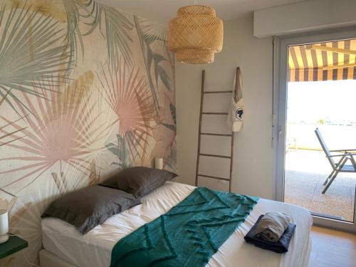 - une chambre dotée d'un lit avec un motif floral sur le mur dans l'établissement Marinella, vue mer panoramique, superbe T2 plage à 150 m, à Ajaccio