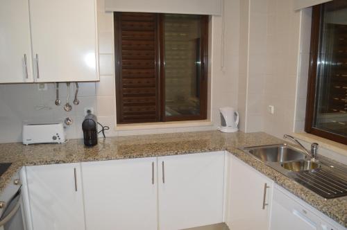 Köök või kööginurk majutusasutuses Luxury 1-Bedroom Apartment Alvor Duo Village