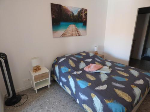 - une chambre avec un lit et une peinture murale dans l'établissement LECOSY, au Boulou