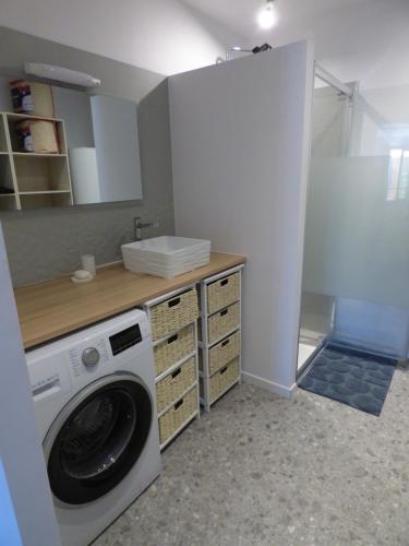 - une buanderie avec un lave-linge et un évier dans l'établissement LECOSY, au Boulou