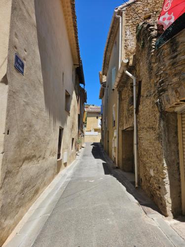 un callejón entre dos edificios en Le Willow, en Châteauneuf-du-Pape