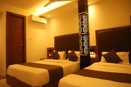 Una cama o camas en una habitación de Hotel Sai Pritam