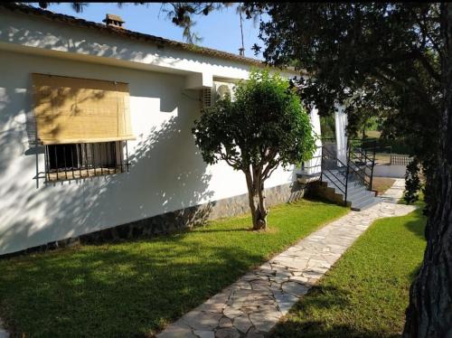 ein weißes Haus mit einem Baum und einem Fenster in der Unterkunft La Zagala in Badajoz