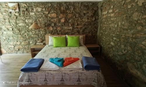 1 dormitorio con 1 cama con almohadas verdes y azules en Granichar 3 Surfa, en Granichar